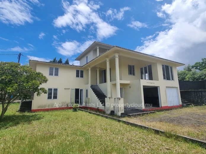 Superb 450Sqm House For Sale in Floreal.