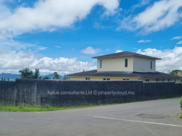 Superb 450Sqm House For Sale in Floreal.